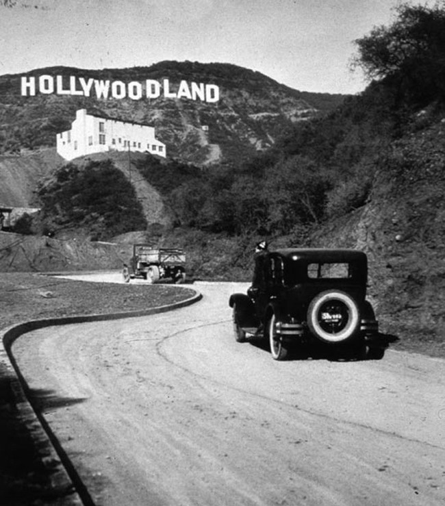 剛蓋好的好萊塢(Hollywood)地標，原本是寫「Hollywoodland」。 [1923]
