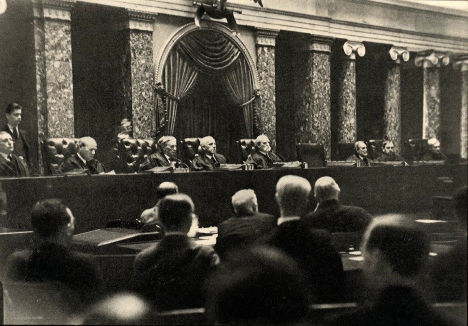 一張偷拍美國最高法院(Supreme Court)會議過程的照片，唯兩偷拍的其中一張。[1932]