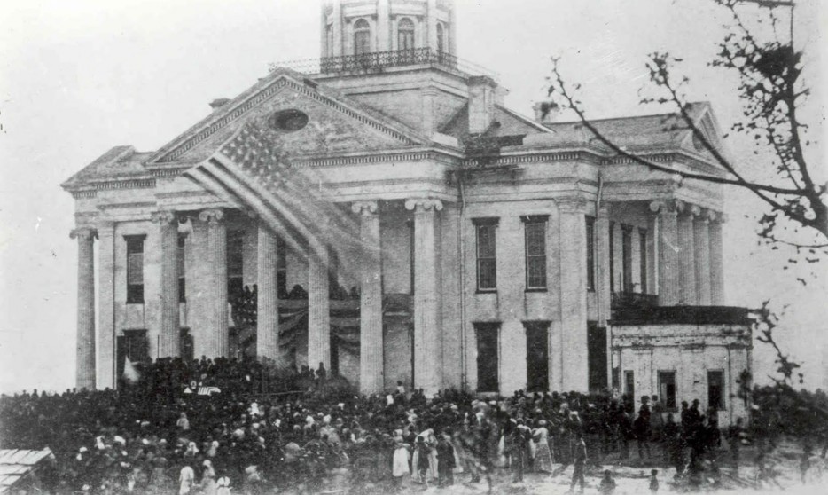 在密西西比維克斯堡(Vicksburg)，群眾在法院外頭哀悼林肯(Abraham Lincoln)，其中很多是黑人。[1865]