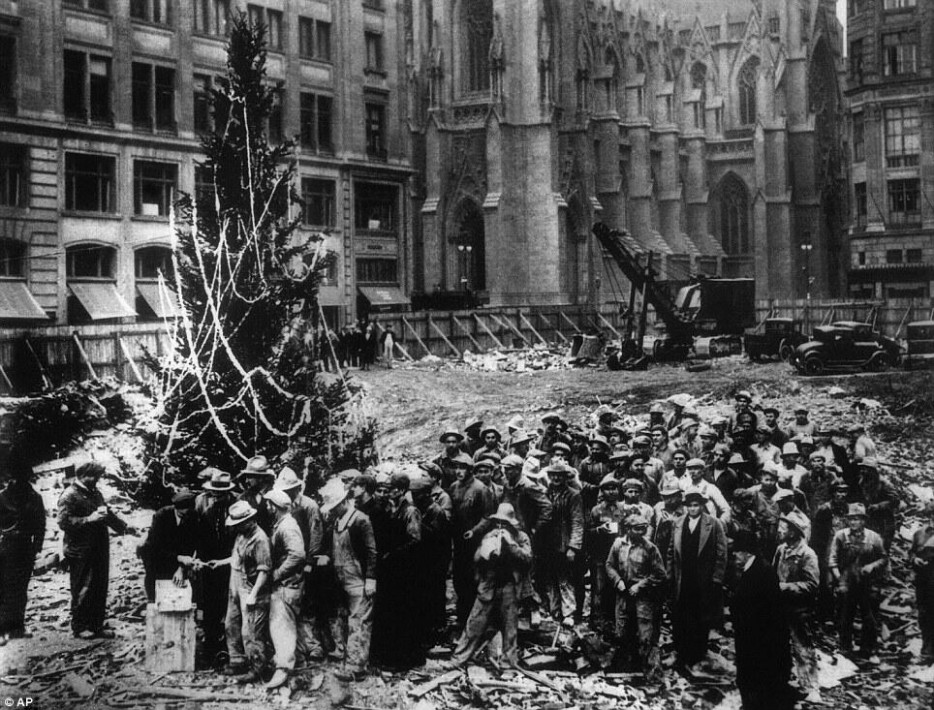 洛克斐勒中心(Rockefeller)的第一顆聖誕樹。[1931]