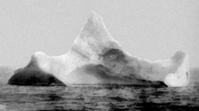 被認為是撞沉鐵達尼號(Titanic)的冰山，在它側邊有黑色和紅色的漆。[1912年]