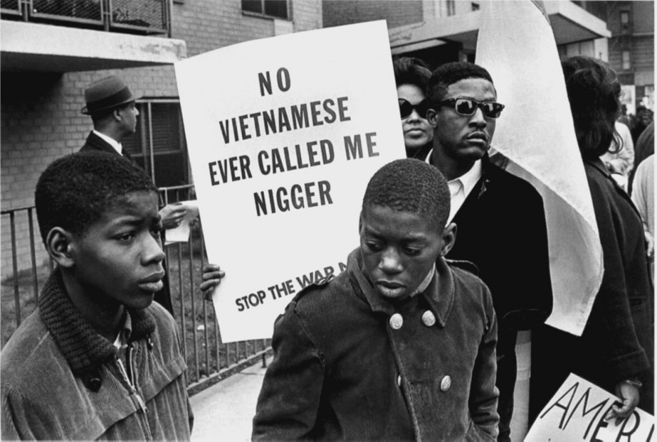 非裔美國人在哈林(Harlem)和平遊行當中抗議越戰。[1967]