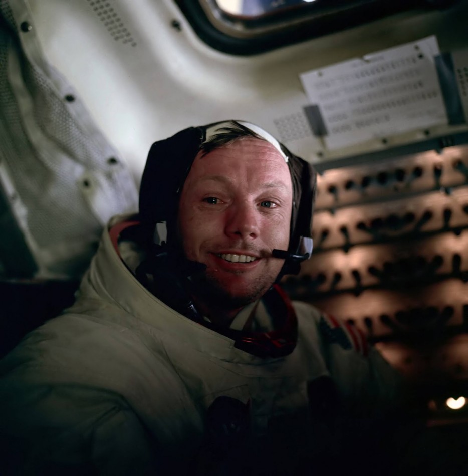 太空人伯茲·艾德林(Buzz Aldrin)在尼爾·阿姆斯壯(Neil Armstrong)踏上月球後不久的一張照片。[1969]