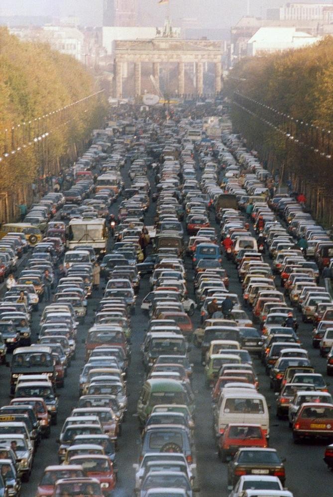 在柏林圍牆倒塌之後可以任意跨越東、西德的第一個禮拜六，在勃蘭登堡門(Brandenburg Gate)的交通堵塞。[1989年11月]