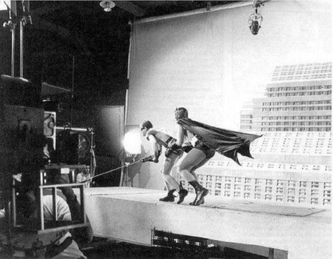 正在拍攝蝙蝠俠跟羅賓。