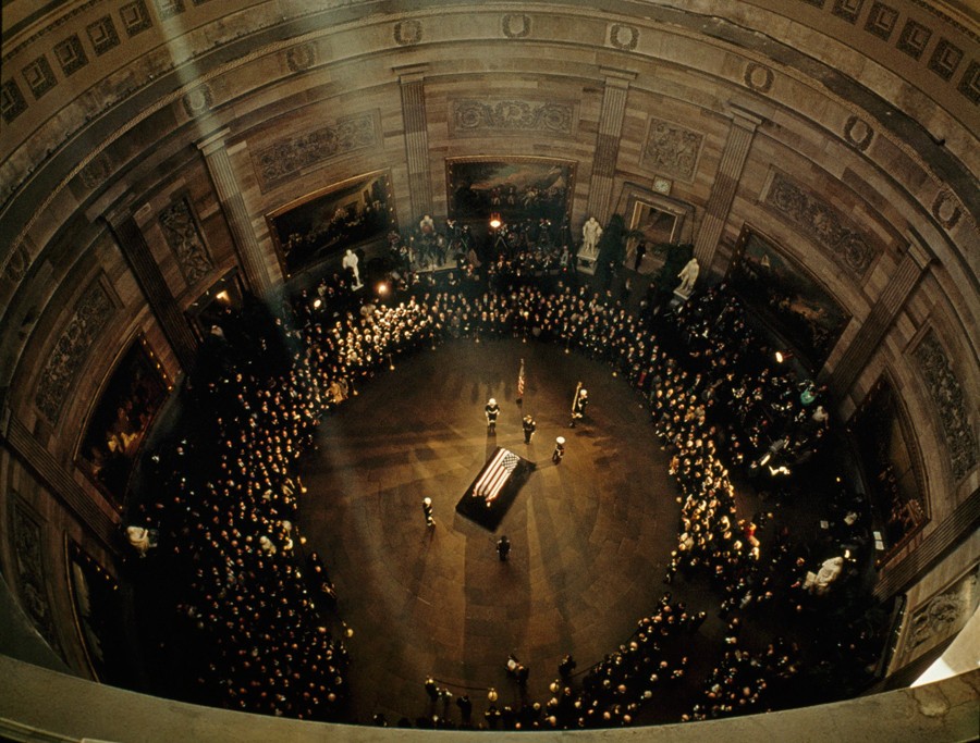 鳥瞰美國國會大廈(Capitol Building)中甘迺迪的喪禮。 [1963年11月]