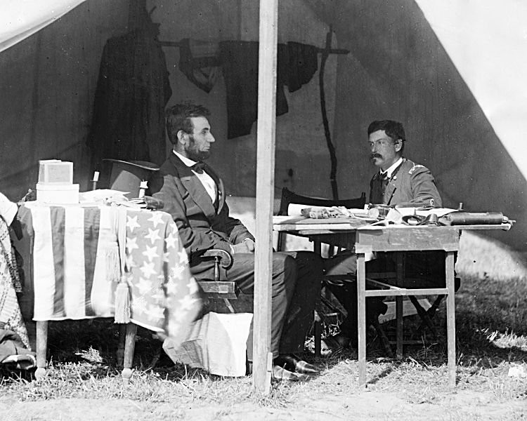 在安提塔姆(Antietam)的將軍帳棚內的林肯和喬治·麥克萊倫(George McClellan)少將。[1862/10/3]
