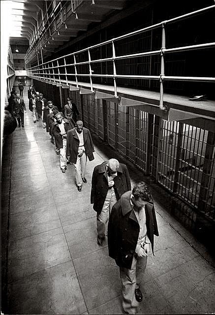 舊金山惡魔島(Alcatraz)監獄關閉前的最後一批囚犯。[1963]