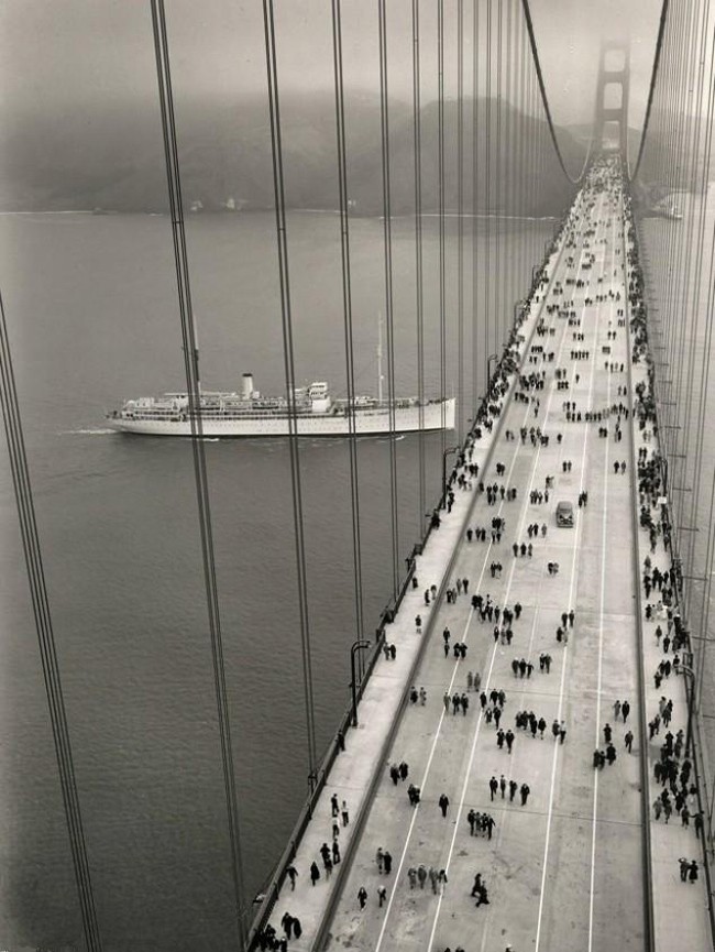 鳥瞰完工後開放的舊金山金門大橋(Golden Gate Bridge。[1937]