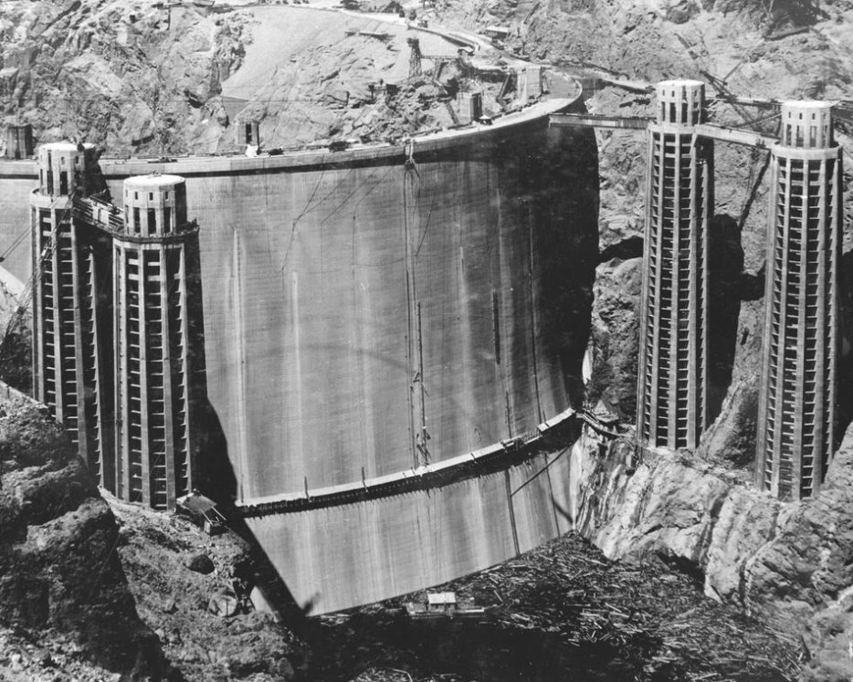 胡佛水壩(Hoover Dam)的後面，之後它就被淹沒了。[1936]