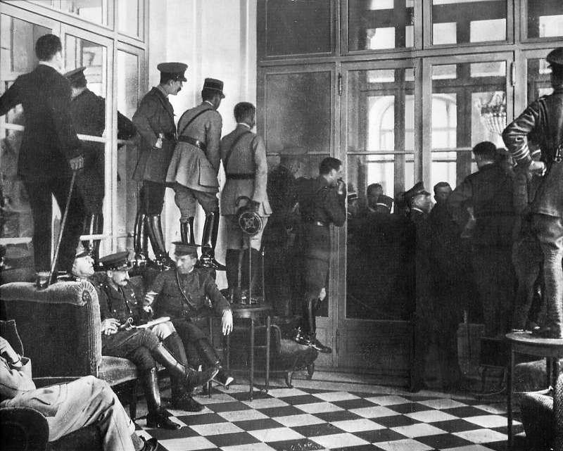 旁觀者看著結束一次世界大戰的凡爾賽條約(treaty of Versailles)。[1919]