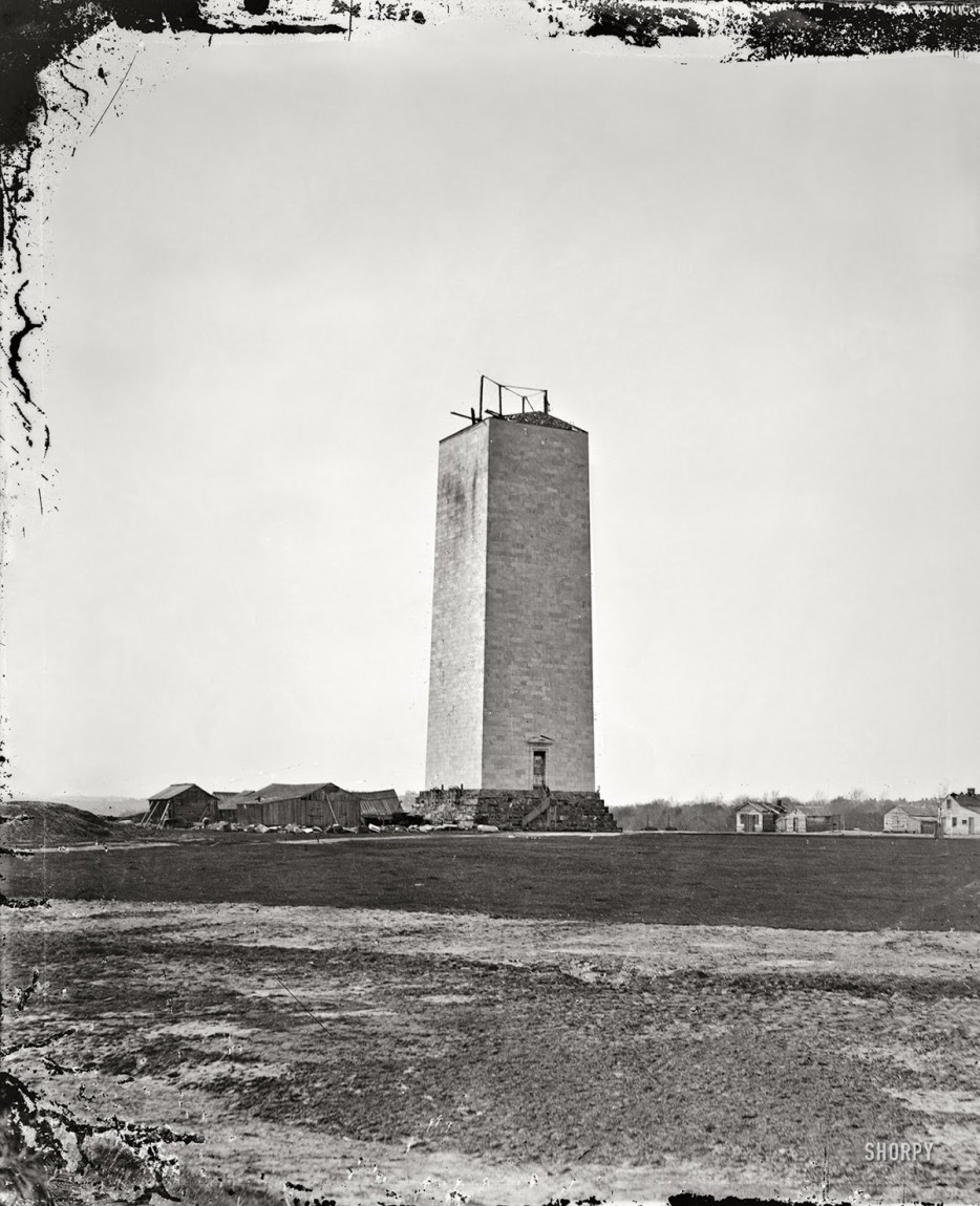 未完成的華盛頓紀念碑(Washington monument)，在資金用盡、南北戰爭破產後暫停施工了。[1857 - 75]