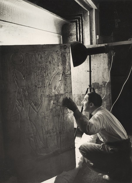 英國考古學家霍華德·卡特(Howard Carter)看著圖坦卡門(Tutankhamun)聖地中敞開的門。[1924年1月]