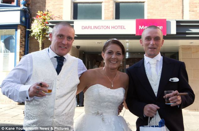 Newlyweds Steven 和 Amanda Vasey (左邊) 這對新婚夫婦，在 Gareth Hutchinson  還沒衝去醫院前留下的合影。
