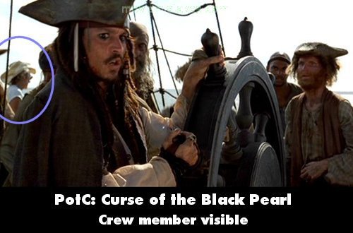13. 《神鬼奇航：鬼盗船魔咒》(Pirates of the Caribbean: The Curse of the Black Pearl)：当最后杰克说：「大伙儿集合，拉起绳索！」的时候，在画面左下角，出现一个戴着牛仔帽的制片工作人员。