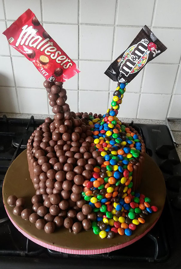14. 反地心引力的麥提莎(Maltesers)和M&M巧克力蛋糕