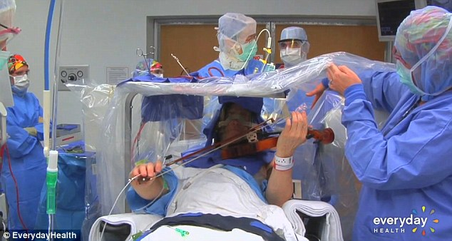 為了要把那個電極放在對的位置，Frisch在整場手術都拉著他的小提琴，在他眼眶中有個感應器，告訴醫生顫抖症產生的位置。