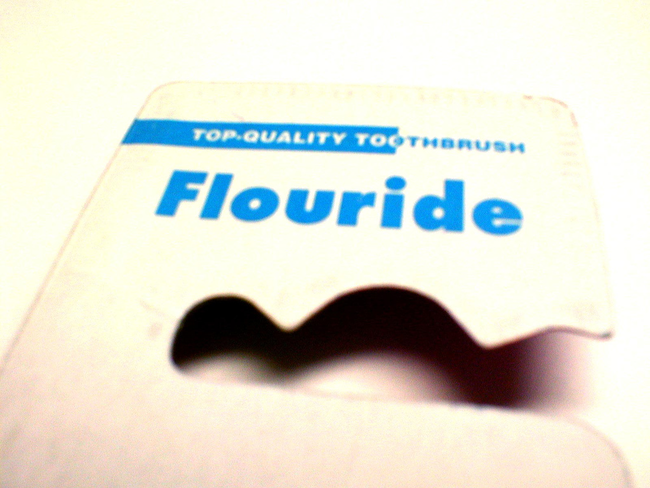 7. 氟化物(Fluoride)：一些充滿想像力的牙科病患相信，氟化物其實是個政府來讓大眾智力退化的化合物。(好吧，會這麼想，大概是因為牙科真的太恐怖了，我能體會啦...)
