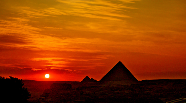 2. 埃及人發明了電：一些人認為金字塔不僅是墳墓，它也是個巨大的電力導體的樣本。不知道圖坦卡門的墳墓有沒有Wifi呢？
