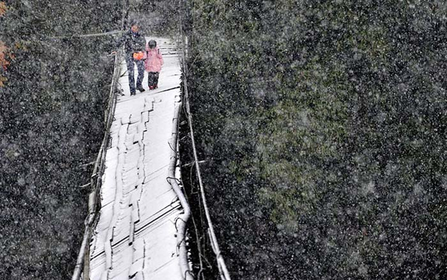 4. 中国四川都江堰(Dujiangyan)：这个破桥是要去上学唯一的路，这不怀好意的大雪，只会让路途更艰难啊！