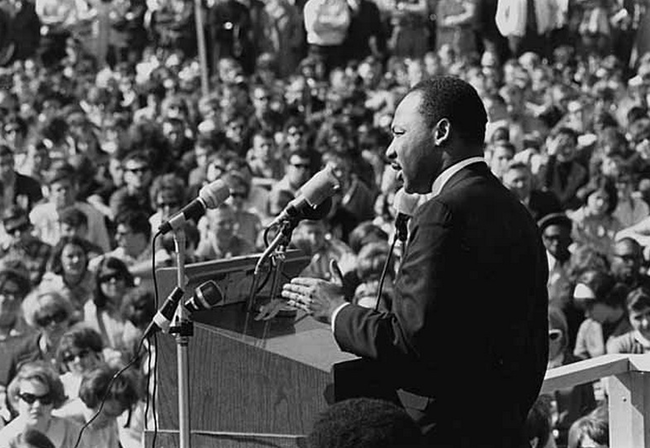 马丁·路德·金恩(Martin Luther King)遗失的专访：当Steven Tull正在探索他父亲的阁楼时，他发现了一卷录音带，上台写着「金恩博士专访，1960年12月26日」。他当播出录音带的时候，他发现是由他爸爸专访金恩博士，他爸爸是个有热情的作家，励志要写一本关于公民权运动的书。
