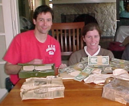 很多的钱：当Josh Ferrin搬到了犹他州邦蒂富尔(Bountiful, Utah)，正开始探索新房子的各个房间时，他马上发现了一个隐藏个天花板阁楼。里头藏有二次世界大战的弹药档案和一卷一卷的钱，换算一共是134.6万台万。他将钱归还给原本的家庭，为孩子做了个很好的模范。