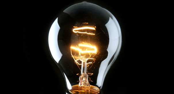 16. 我们大脑的放电可以点亮一个灯泡。