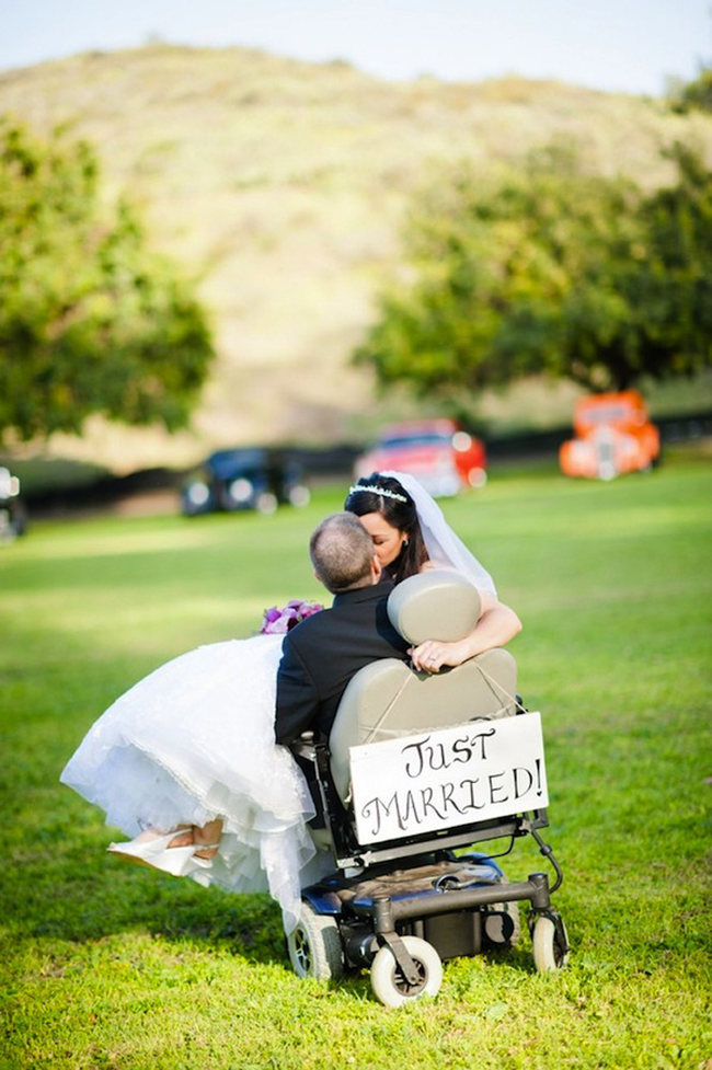 在婚礼后他们的表亲给了他们一个惊喜，那是一个手绘的板子，挂在Adam的轮椅背后，写着「新婚！」