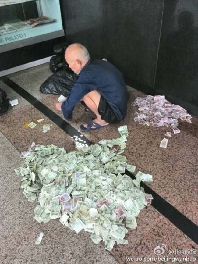 這個在北京的遊民，在街上乞討，每個月可以讓他賺進高達51,350台幣！在中國新浪微博上造成瘋傳。