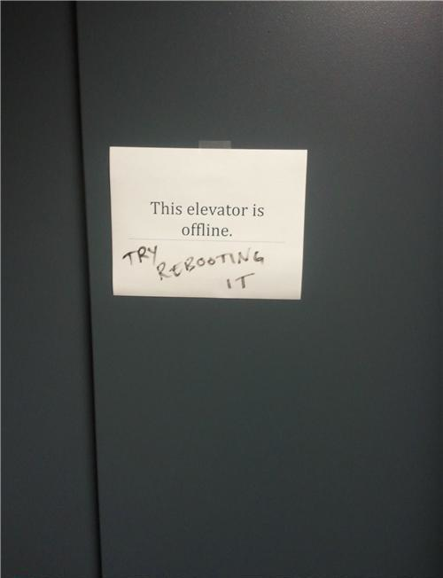 27. 紙條：「電梯沒有在營運。」回答：「嘗試重新開機吧！」