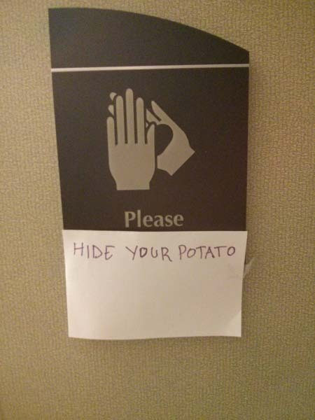 10. 請...(貼上)「把你的馬鈴薯藏起來」(但原本是請洗手...)