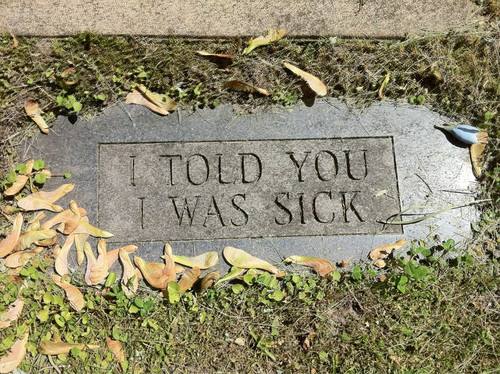 9. 墓碑遺言寫著：「我告訴過你，我生病了。」