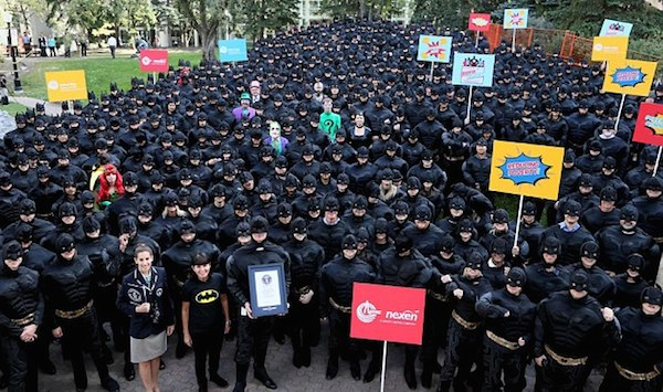 人山人海的人穿成蝙蝠俠的樣子。