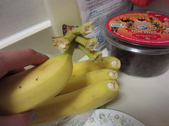 8. 為什麼我就是拔不開我要的這一根香蕉？現在可好了，我要吃3條了。