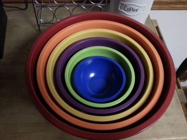 31. 这些碗应该是以彩虹作为设计，但是到头来，颜色排序根本不对！(红澄黄...绿...绿...！是绿啦！)