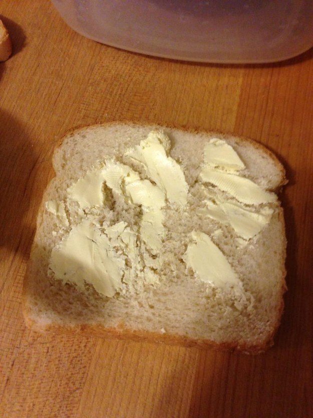 21. 软面包上头的硬奶油。