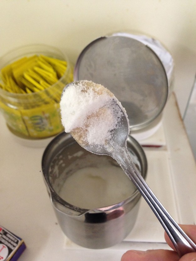 19. 湿湿的汤匙沾到糖粉。