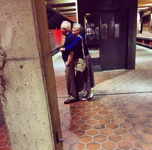 1. 这对可以把地铁站变成即兴约会地点的情侣。