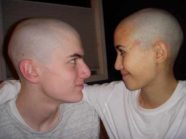 13. 這位男生為了他罹癌的女朋友，也剃了個光頭。