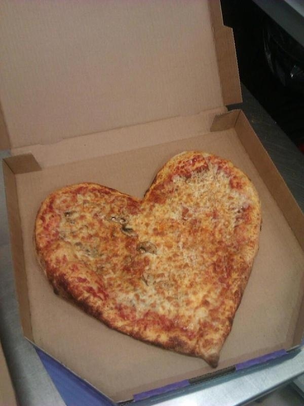 12. 女朋友訂了一個特製的披薩送給她男朋友。