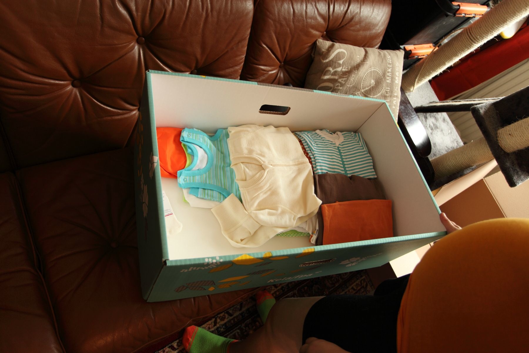 還有可以重複使用的布尿布、毛巾、還有芬蘭做、有不同款式的高品質中性衣服。在箱子的底層還有一塊床墊，可以讓寶寶在出生的第一個月當做床舖使用。