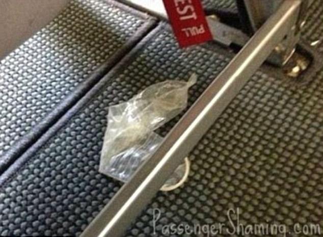 在座位發現撕開的保險套，在漆黑的機艙裡頭，在棉被下可能就發生這種事情。