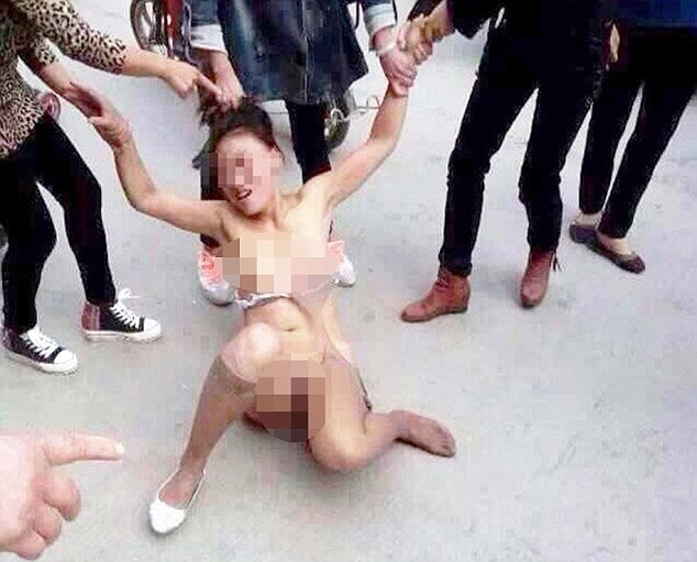 中国这位38岁的林姓女子，在热闹的购物街上被一群女人当街扒光衣服、无情地殴打，但没有任何警察到场。
