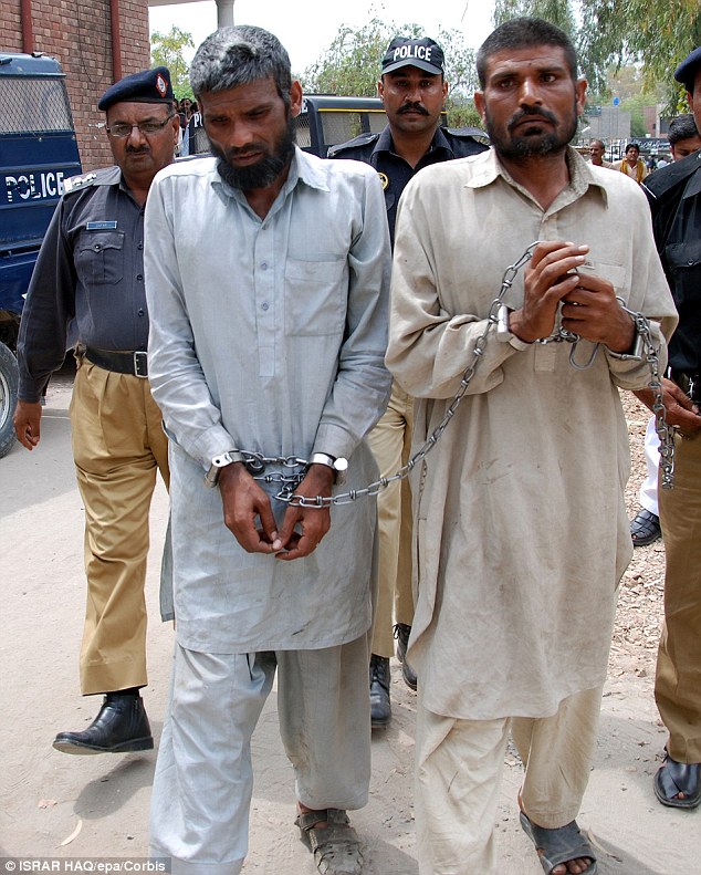 即便之前也有發生過幾次類似的事件，在巴基斯坦的法律底下，吃人依然是合法的行為。直到這對吃人的兄弟再次被逮捕。35歲的Mohammad Arif Ali 和30歲的Mohammad Farman Ali，他們在地方的墳墓四處挖掘了超過100具屍體來吃。