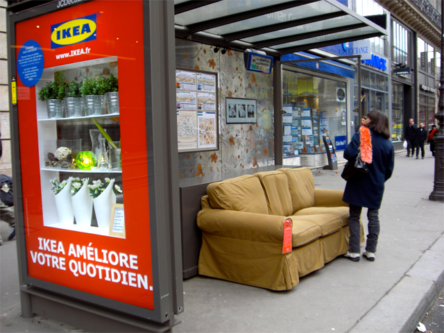 20. 宜家家具(Ikea)：让公车站也变成家。