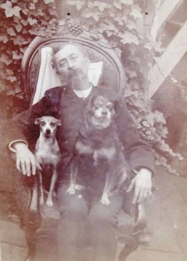 4.) 其中一种最常见的照片，是让死者跟他们最爱的东西一起合照，像是这个男人和他的狗狗们。