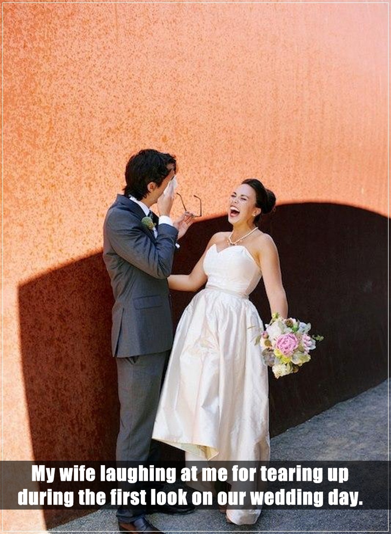 4. 在我們結婚當天，我老婆在我第一眼看到她而留下眼淚，大笑。(還真是不浪漫欸！)