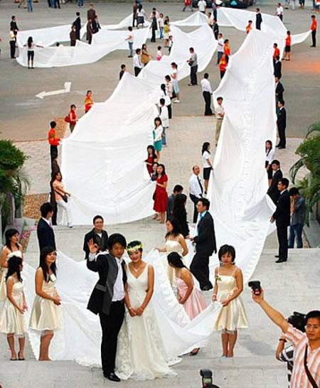3. 這個中國的新娘穿了200公尺長的禮服，榮獲世界紀錄。