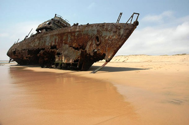 除了動物殘骸之外，也有船的殘骸...(是幽靈號嗎？！)