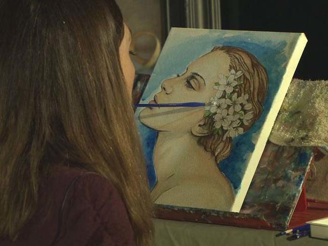 Pare在恢復期間，在她以嘴巴簽名後，她發現她還是可以繼續畫畫。